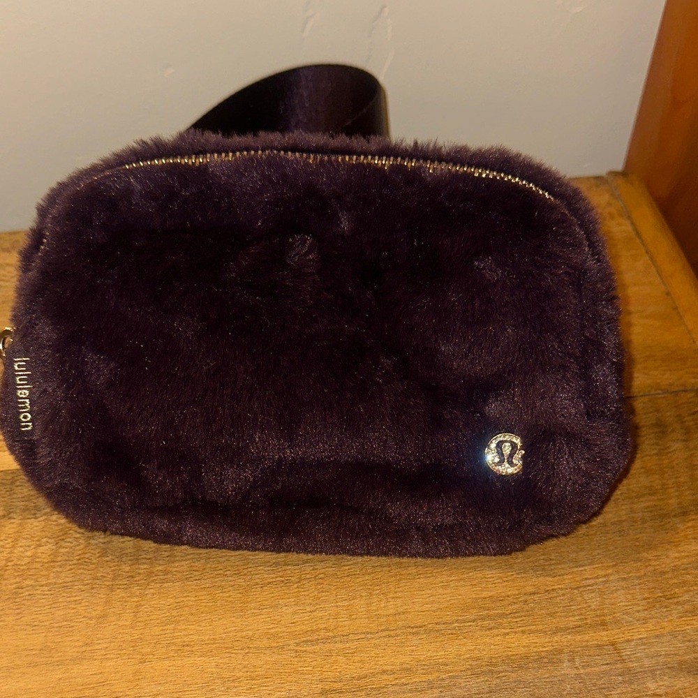 lululemon athletica Everywhere Belt Bag Plush Fleece BLPM/Gold